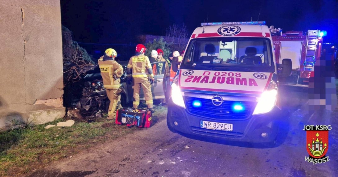 Ministrant wjechał w dom. Wcześniej, podczas składania wizyt po kolędzie, podebrał auto księdzu