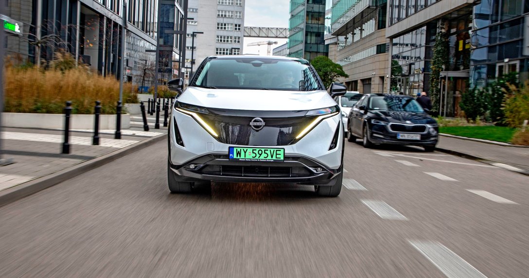 Nissan Ariya 87 kWh Evolve – przód w mieście