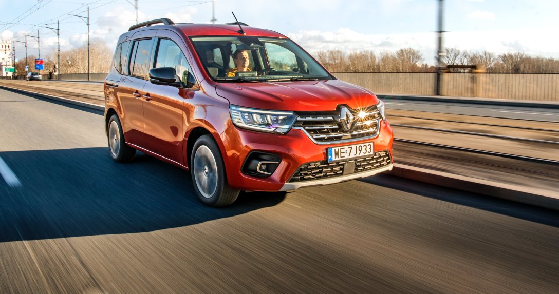 Renault Kangoo 1.5 Blue dCi 115 EDC Techno – przód i bok w ruchu