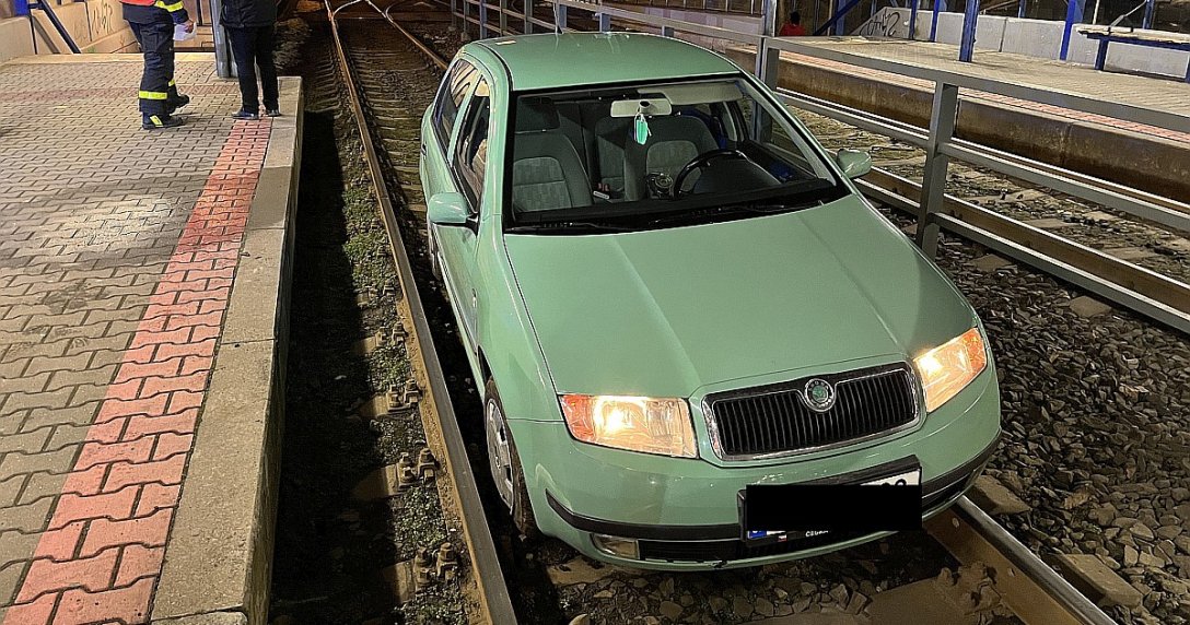 Skoda Fabia utknęła na torowisku