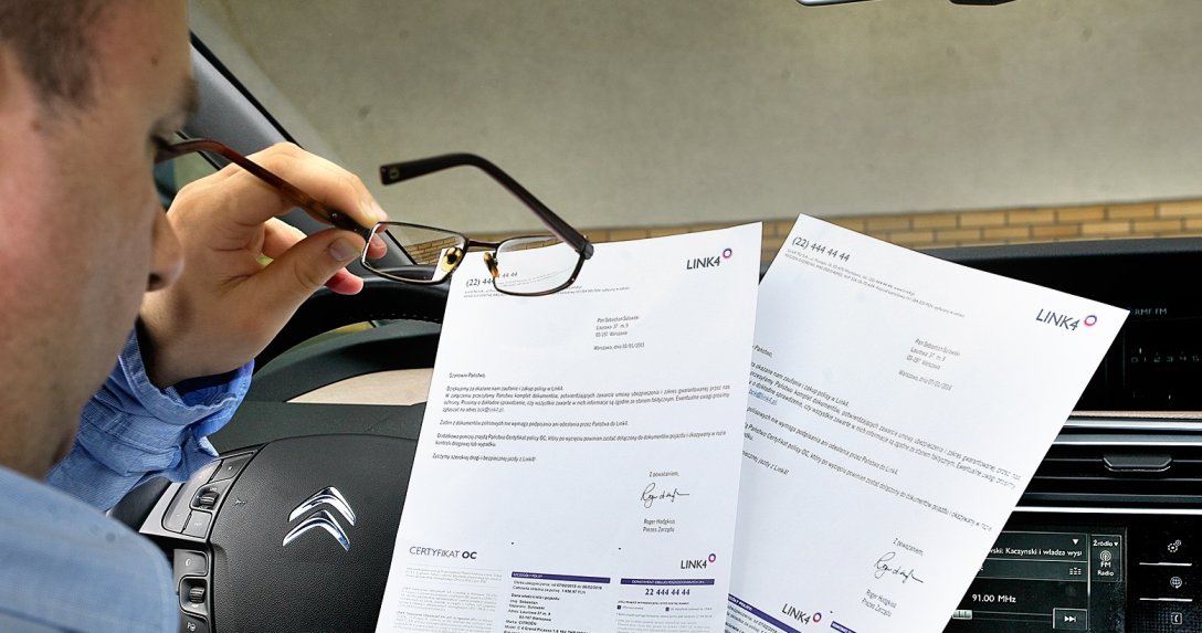 mężczyzna przegląda polisy ubezpieczeniowe