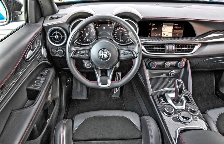Alfa Romeo Stelvio 2.0 GME Turbo 280 AT Q4 Estrema – deska rozdzielcza