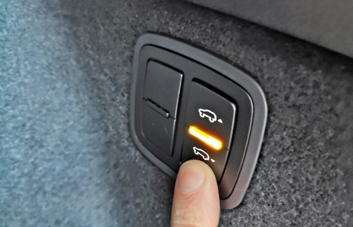 Porsche Macan T – przycisk podnoszenia i opuszczania tylnej osi