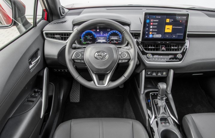 Toyota Corolla Cross - kokpit