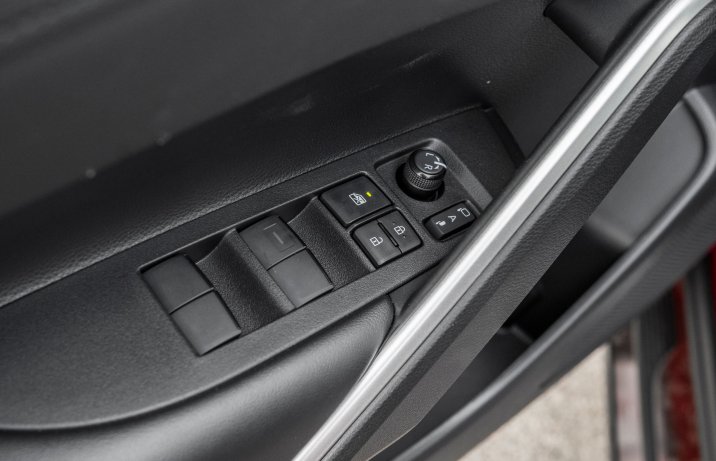Toyota Corolla Cross - przełączniki szyb