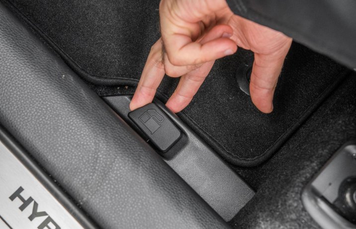 Toyota Corolla Cross - cięgno klapki paliwa