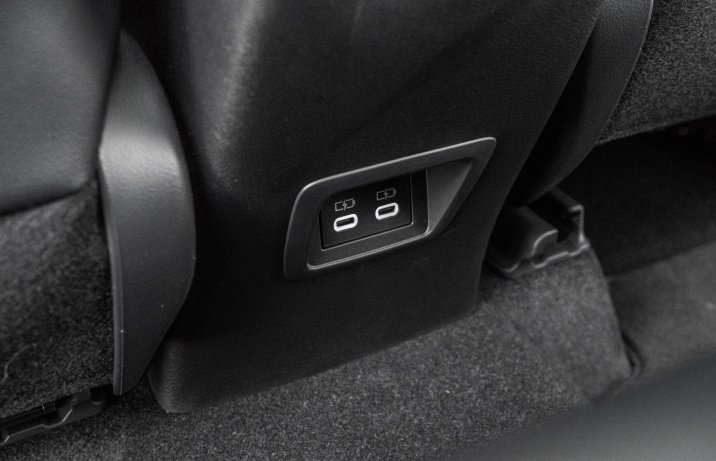 Toyota Corolla Cross - wejścia USB