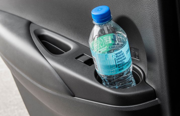 Toyota Corolla Cross - miejsce na butelkę