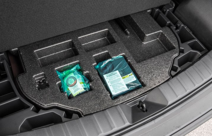 Toyota Corolla Cross - pod dnem bagażnika