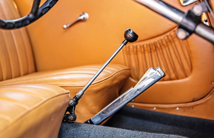 Skoda Popular Monte Carlo – dźwignia zmiany biegów i hamulec ręczny