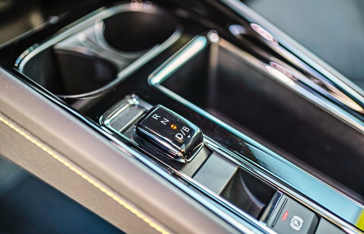 Skoda Enyaq Coupe RS iV – dźwignia wyboru trybu jazdy