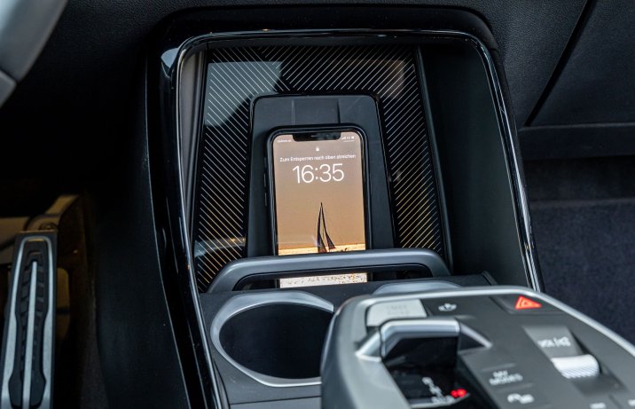 BMW X1 - ładowarka indukcyjna