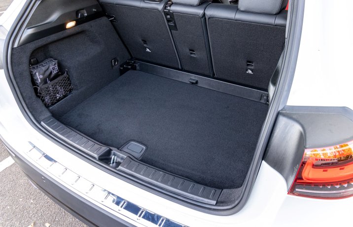 Mercedes GLA - ruchome dno bagażnika