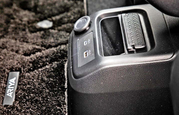 Nissan Ariya 87 kWh Evolve –gniazda USB-A i USB-C