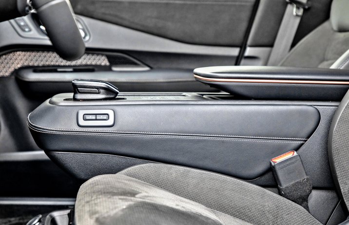 Nissan Ariya 87 kWh Evolve – konsola między fotelami