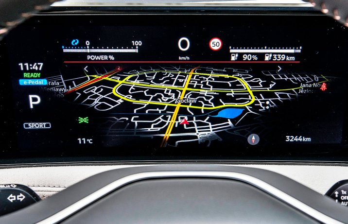 Nissan Ariya 87 kWh Evolve – panel wskaźników z mapą