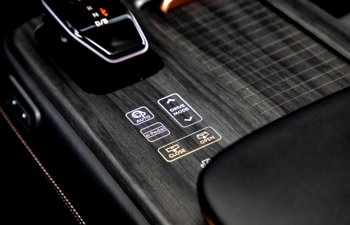 Nissan Ariya 87 kWh Evolve – przyciski haptyczne