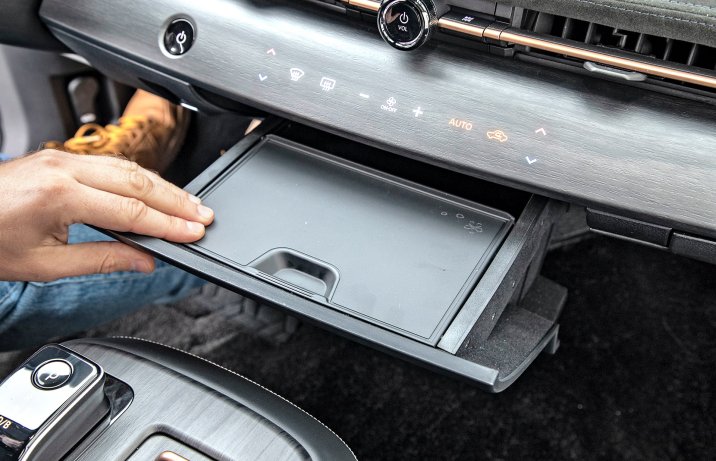 Nissan Ariya 87 kWh Evolve – schowek pod konsolą