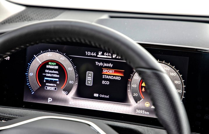 xNissan Ariya 87 kWh Evolve – tryby jazdy na wyświetlaczu