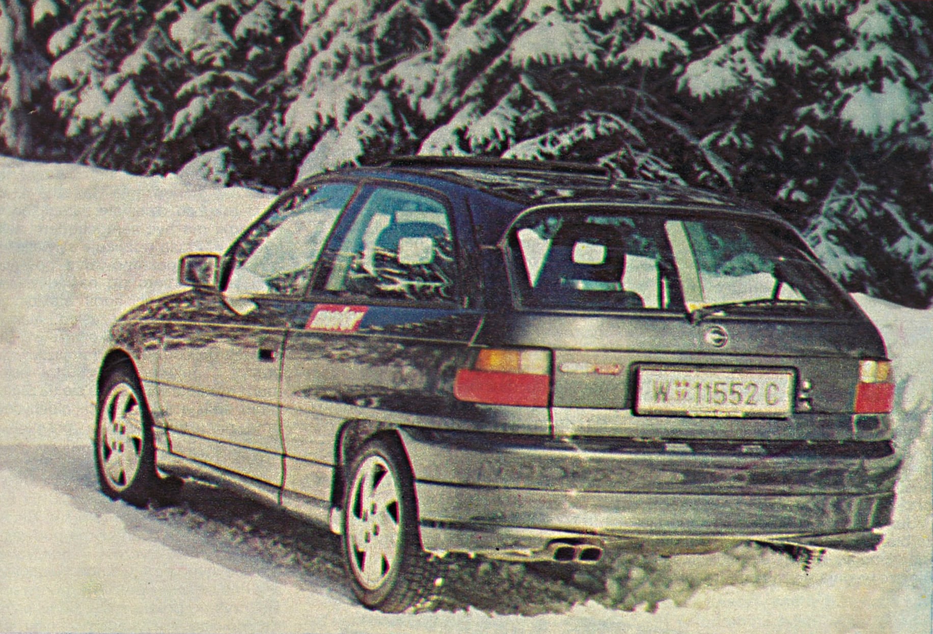 Opel-Astra-GSI-tyl-i-bok -na-sniegu