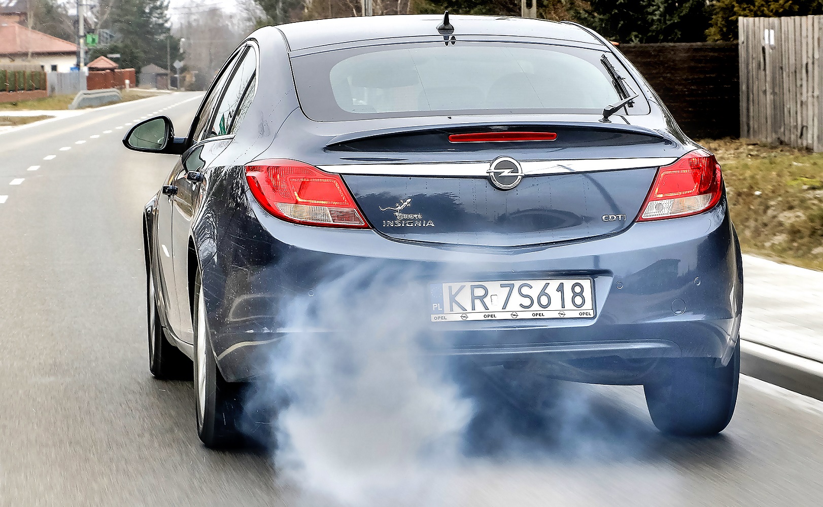 dymiace auto na ulicy