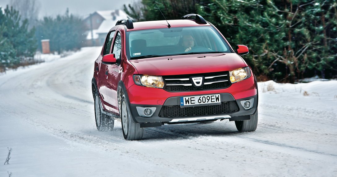 Dacia Sandero Stepway 1.5 dCi Laureate – przód w ruchu na śniegu