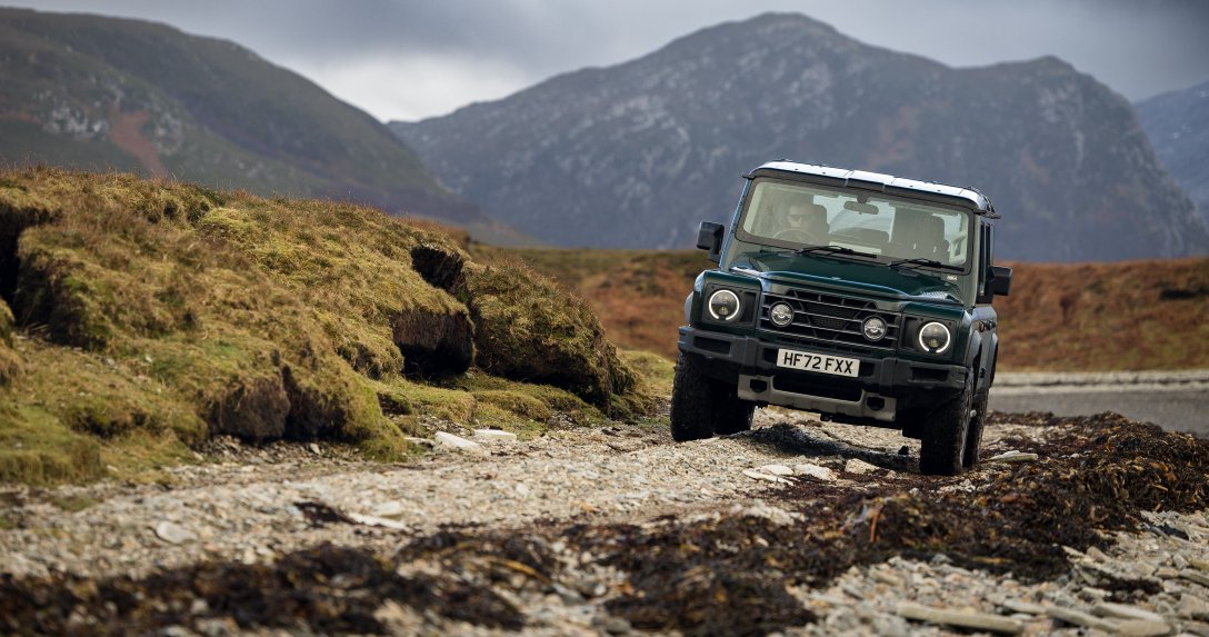 Ineos Grenadier przód w terenie