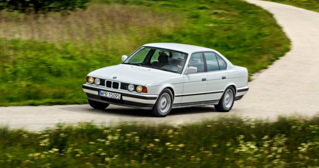 Używane BMW serii 5 E34 przód i bok na łuku drogi