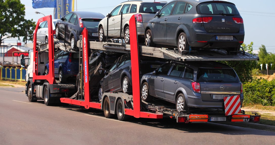 laweta z samochodami używanymi tył