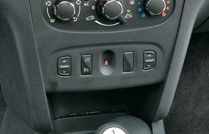 Dacia Sandero Stepway 1.5 dCi Laureate – przyciski obsługi szyb
