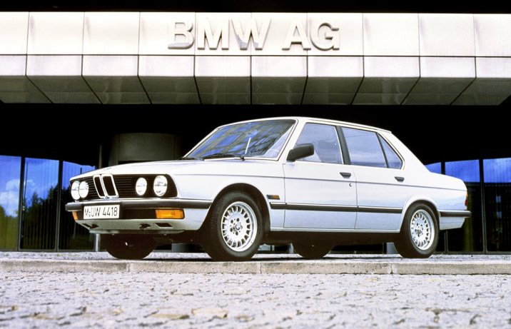 BMW serii 5 (E28) przód i bok