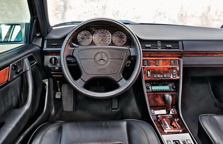 Mercedes E 500 (W124) – deska rozdzielcza