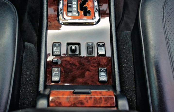 Mercedes E 500 (W124) – konsola środkowa