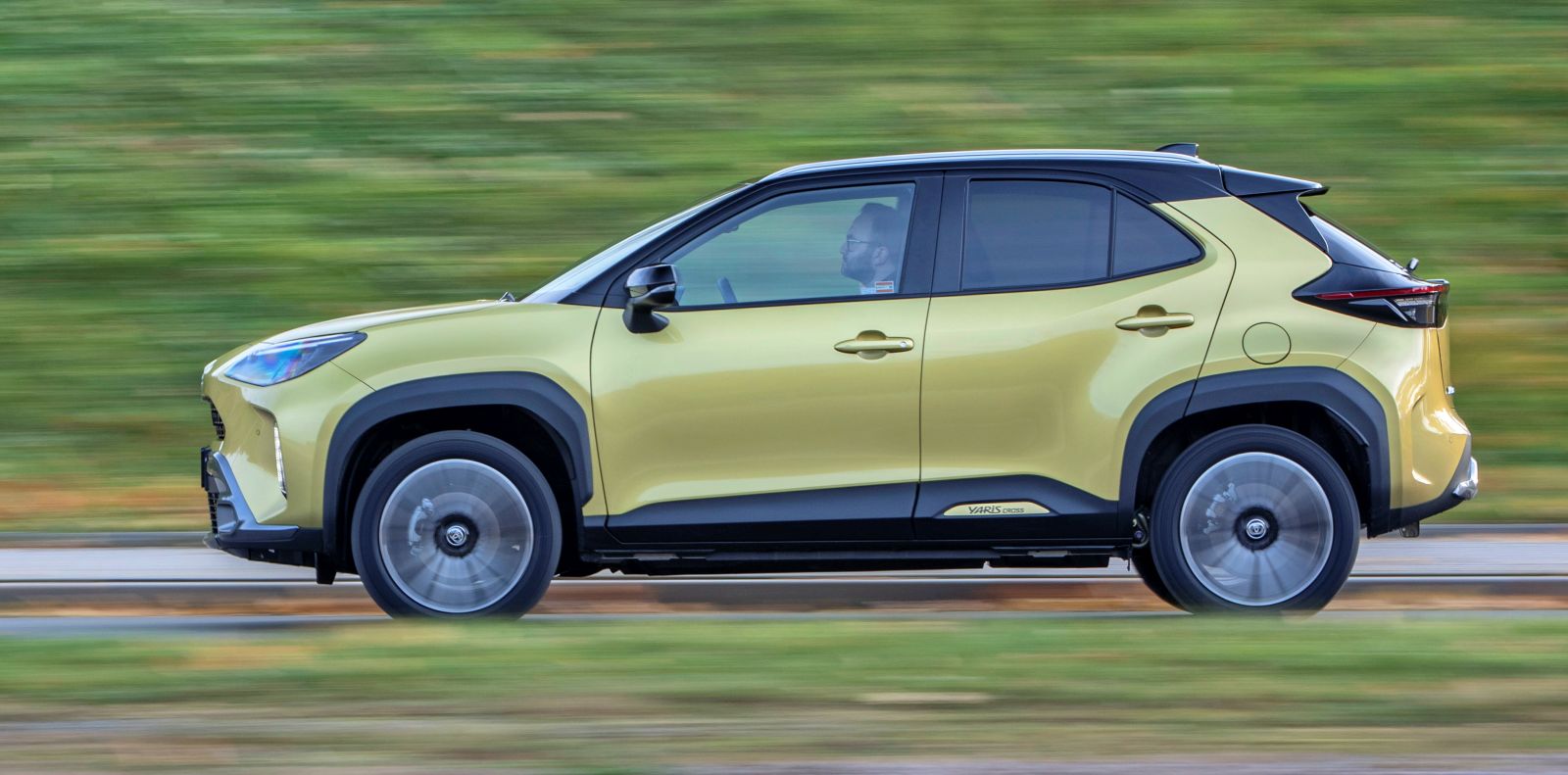 toyota-yaris-cross-bok