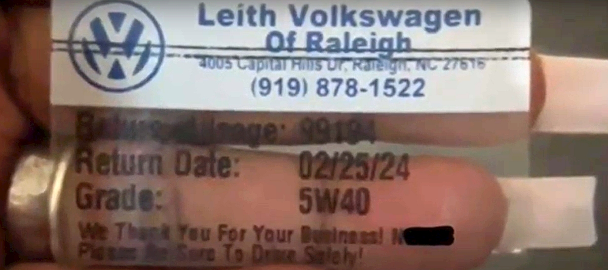 Volkswagen naklejka z informacją o wymianie oleju i obraźliwym słowem