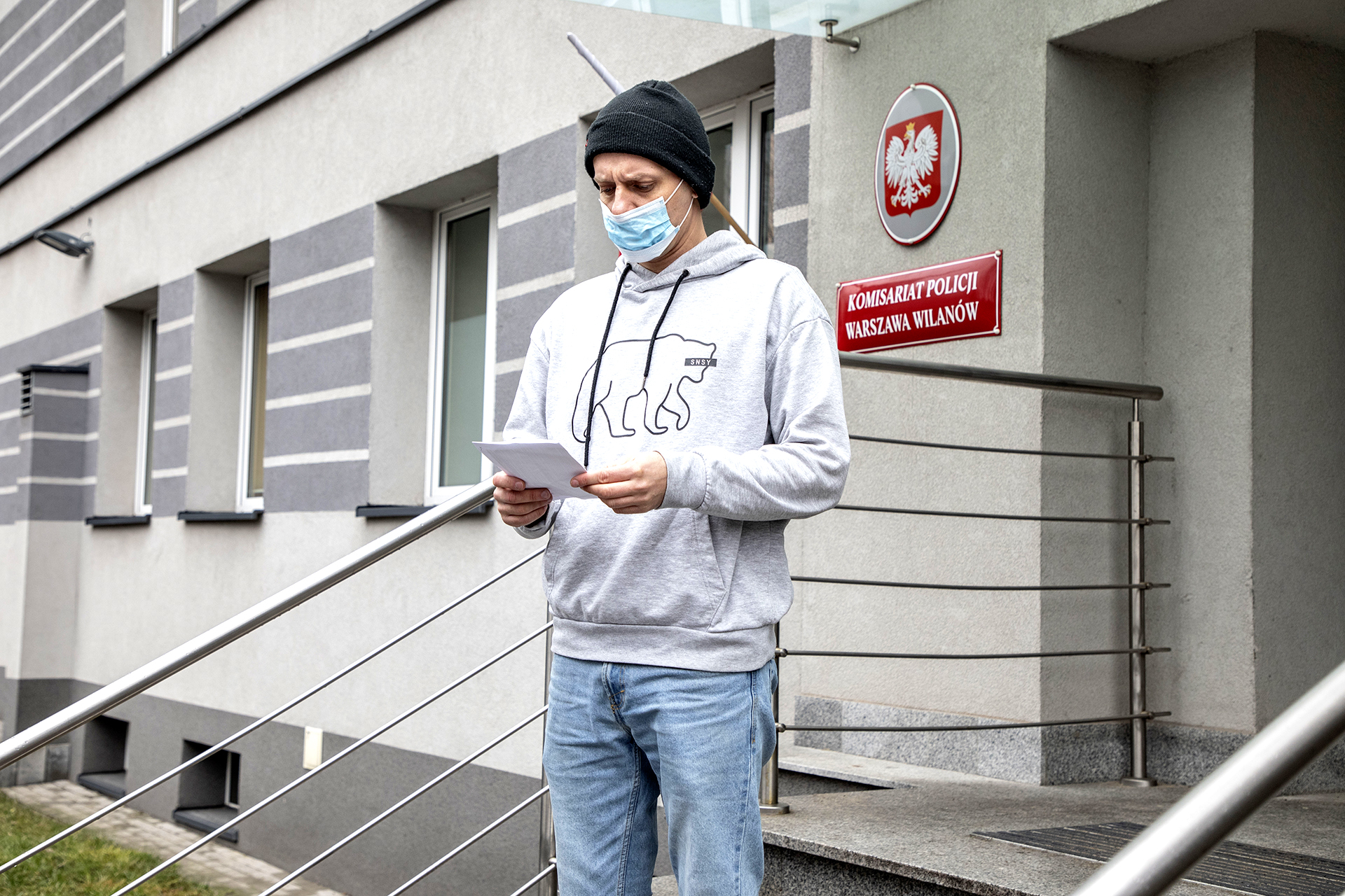 kierowca przy komendzie policji