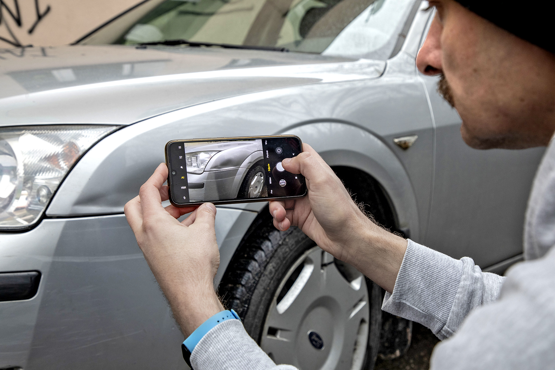 kierowca robi zdjecia uszkodzen