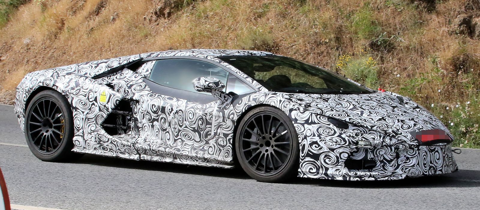 lamborghini-v12-hybryda-tyl