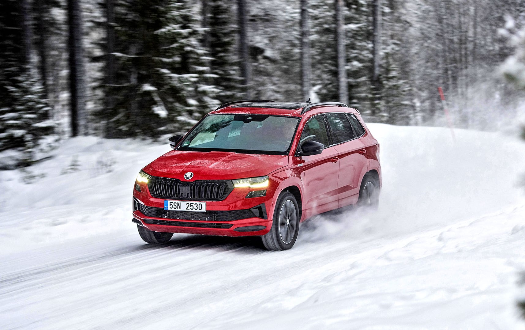 Skoda Karoq Sportline 4×4 przod i bok na śniegu