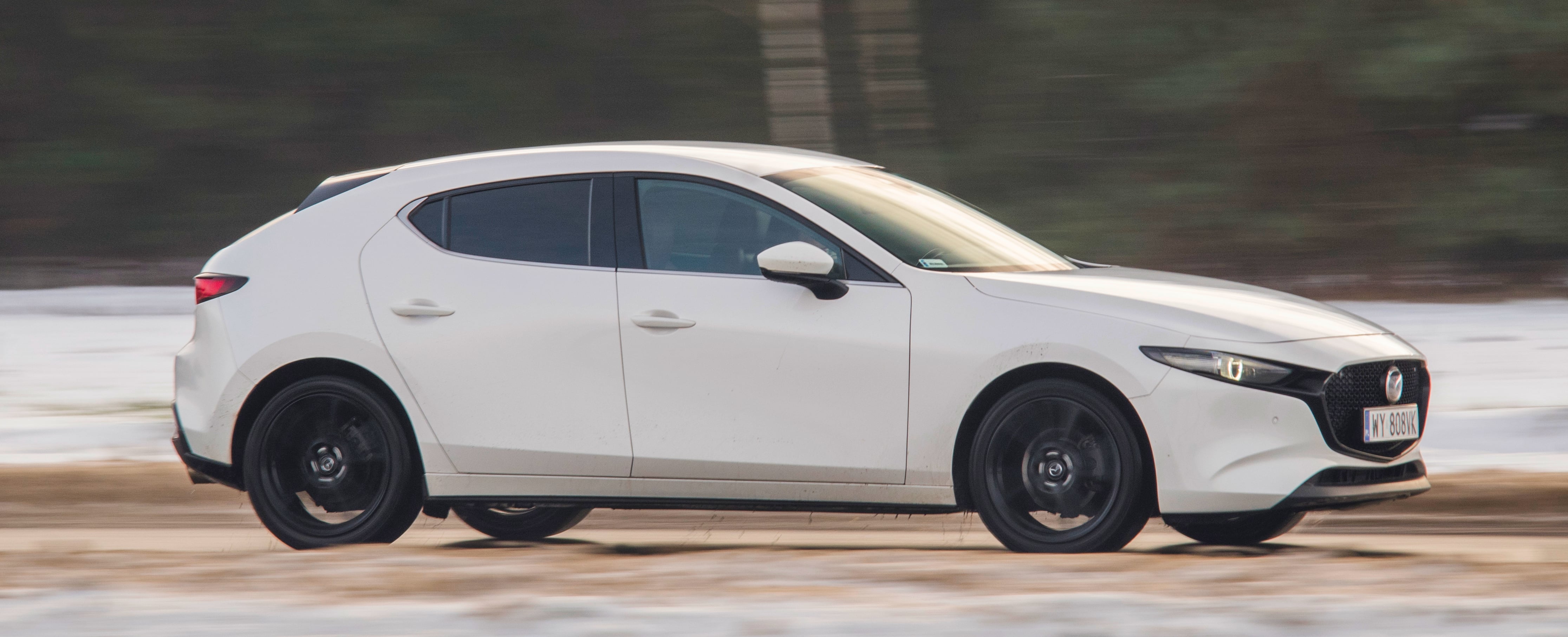 Mazda-3-2.0-e-Skyactiv-X-M-Hybrid-Enso – bok w ruchu