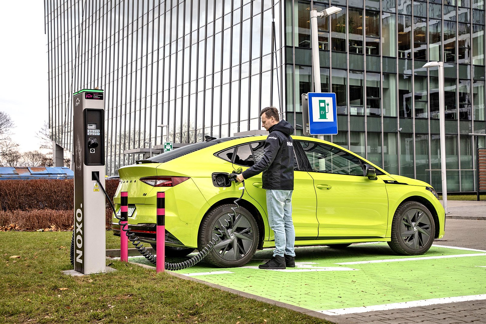 Skoda Enyaq Coupe RS iV – test 2023 tył ładowanie