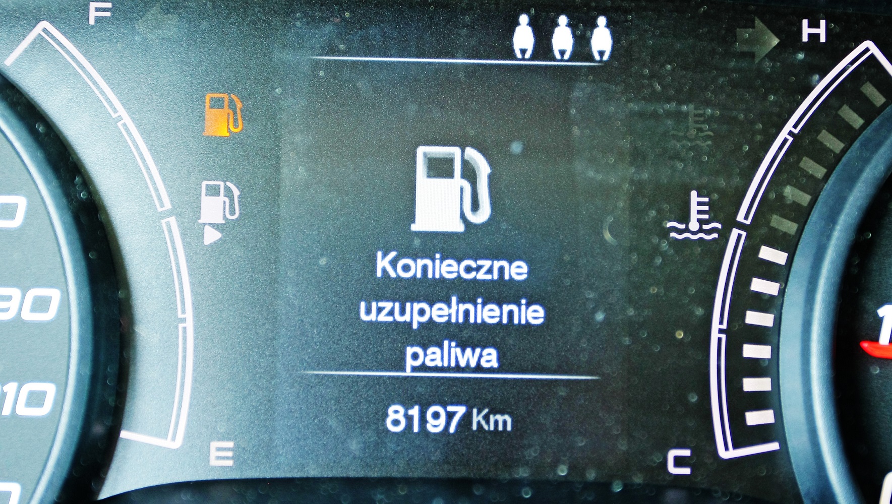 komunikat potrzeba zatankowania