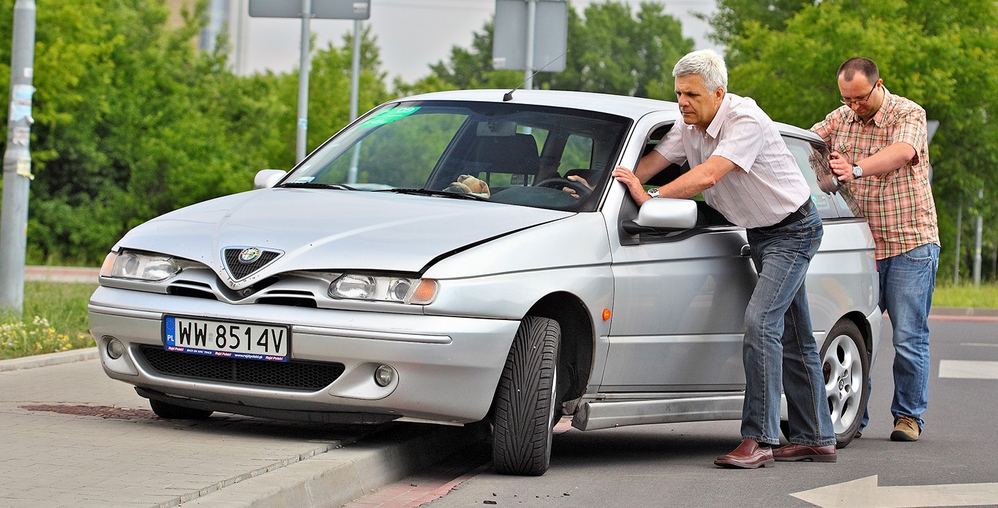 spychanie auta z drogi