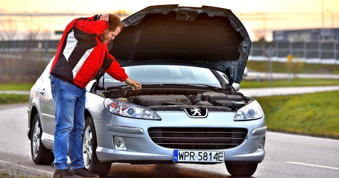 Kierowca przy uszkodzonym aucie