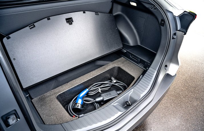 Toyota bZ4X – bagażnik ze schowkiem