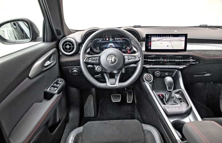 Alfa Romeo Tonale PHEV Q4 – deska rozdzielcza