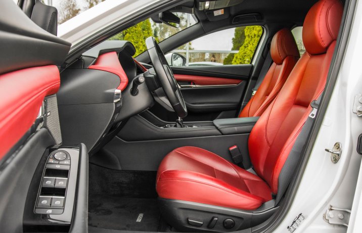 Mazda 3 2.0 e-Skyactiv X M Hybrid Enso – fotele