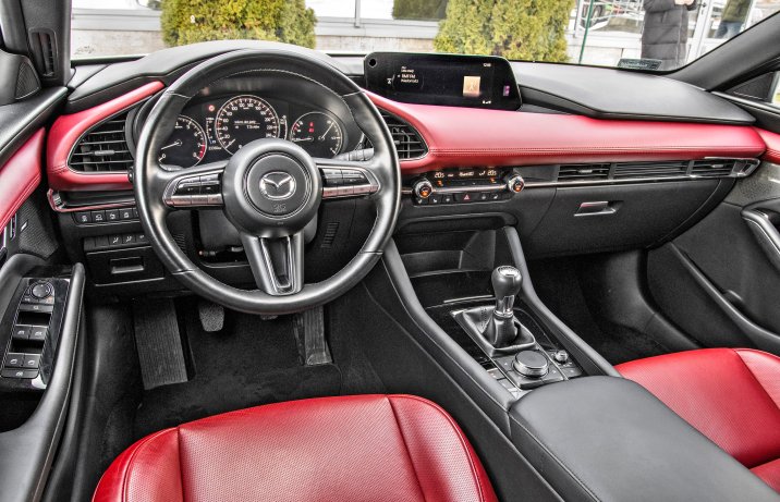 Mazda 3 2.0 e-Skyactiv X M Hybrid Enso – deska rozdzielcza