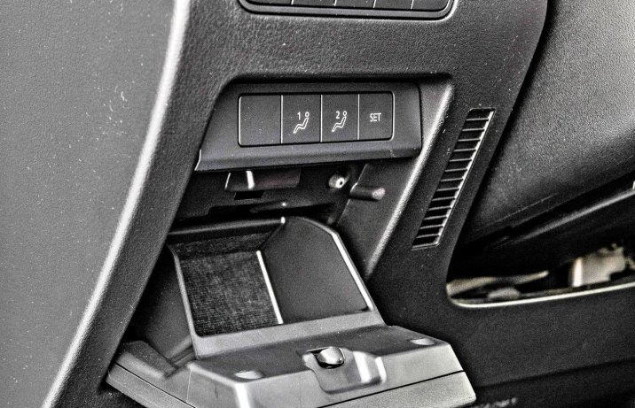 Mazda 3 2.0 e-Skyactiv X M Hybrid Enso – schowek