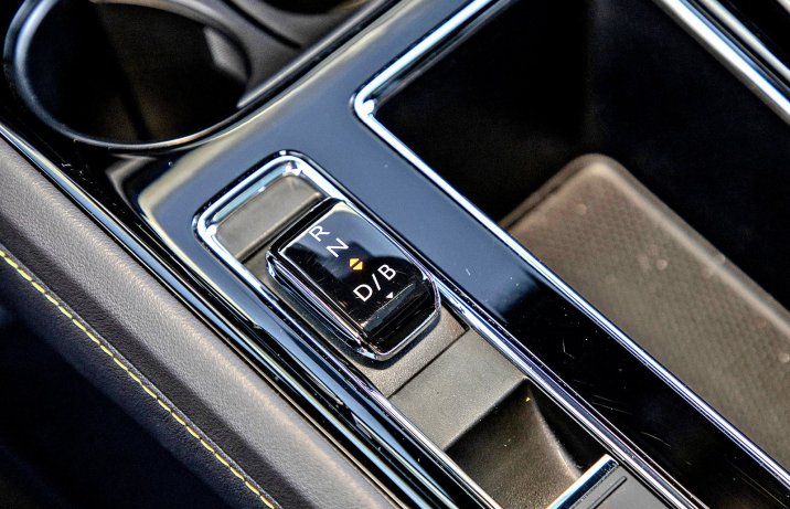 Skoda Enyaq Coupe RS iV – dźwignia automatu